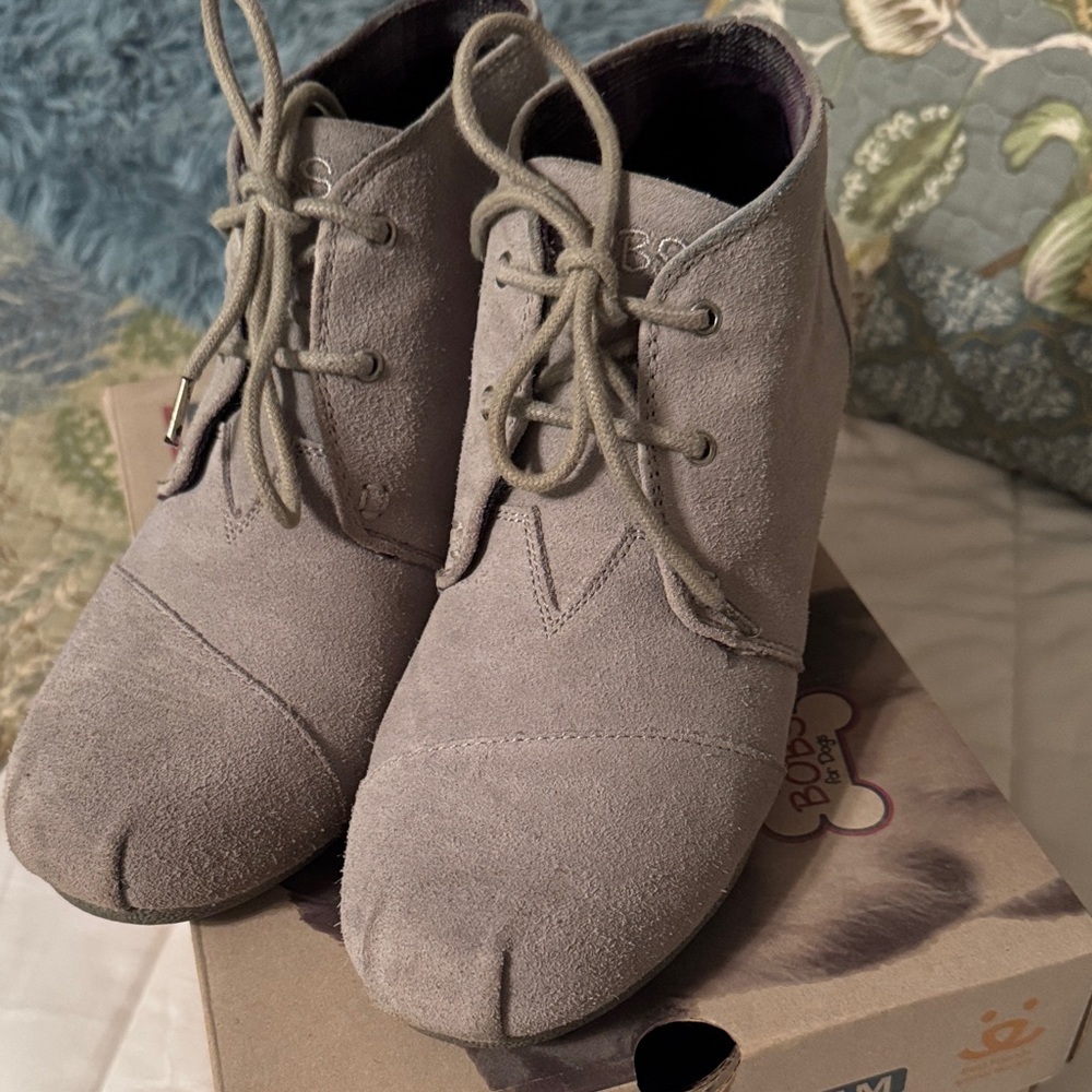 Bobs Skechers‎ Women's Gray Suede Ankle Booties
